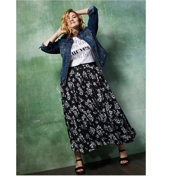 Torrid WHEN LIFE GIVES YOU CURVES SLIM FIT CREW TEE - SLUB WHITE - Picture 2 of 10